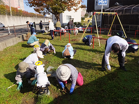 除草作業の様子 （前田公園）