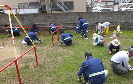 除草作業の様子 （前田公園）