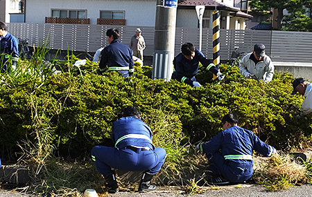 除草作業の様子① （網川原神明宮ロータリー）