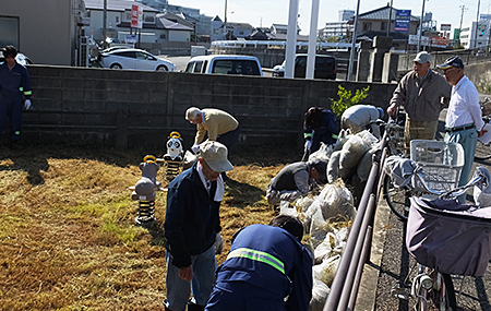 除草作業の様子③ （前田公園）